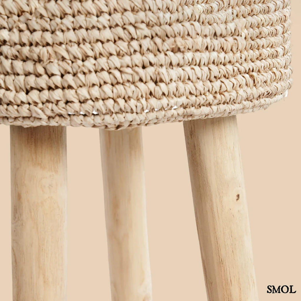 Raffia bárszék natúr színben, kézzel fonott ülőfelülettel és fa lábakkal, raffia oldalról