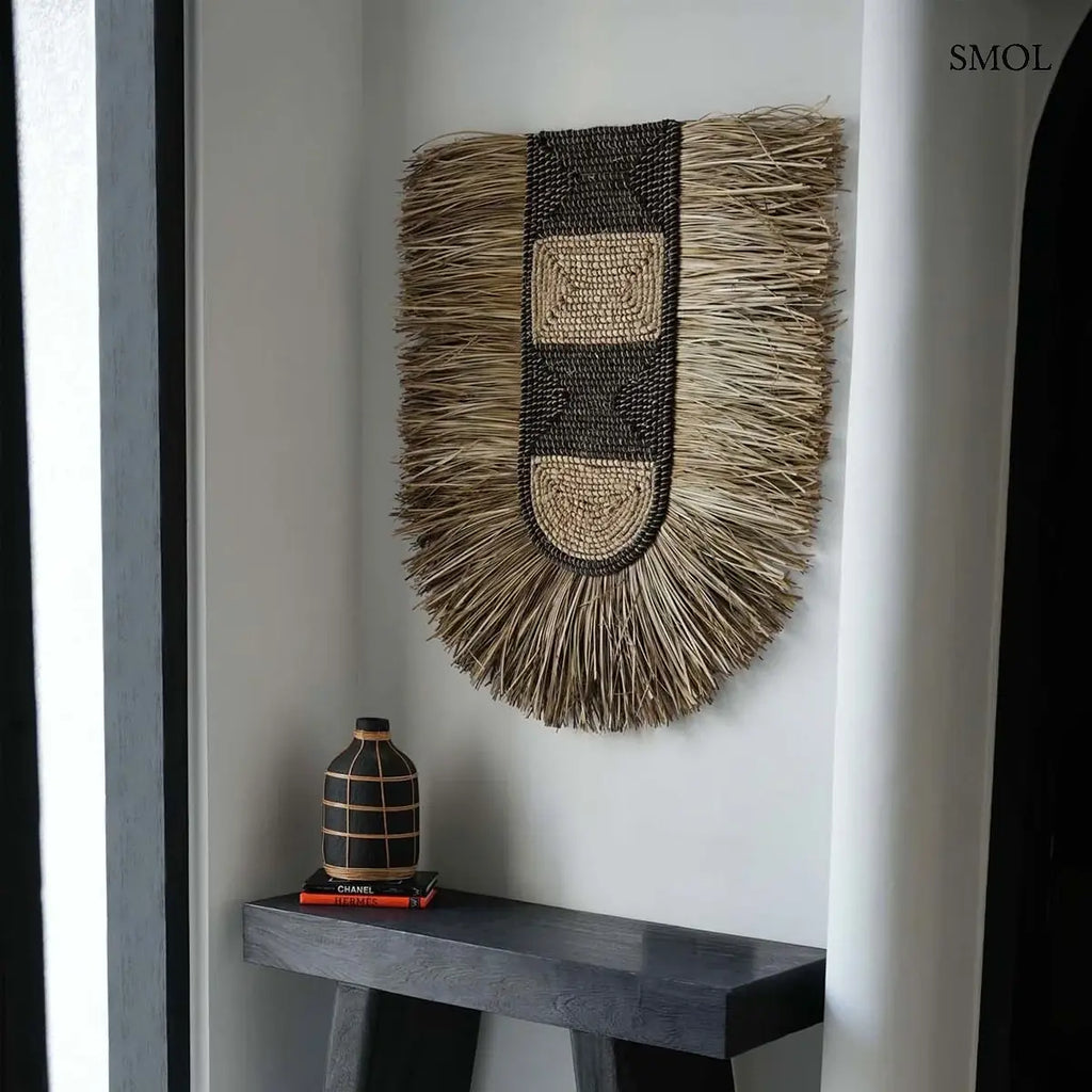 Natúr raffia fali dekoráció törzsi mintával és rojtos szegéllyel, 78×85 cm, konzolasztal felett