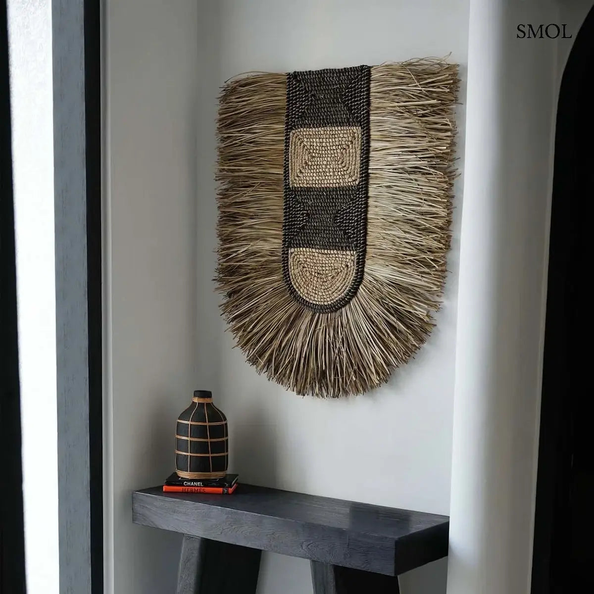 Natúr raffia fali dekoráció törzsi mintával és rojtos szegéllyel, 78×85 cm, konzolasztal felett
