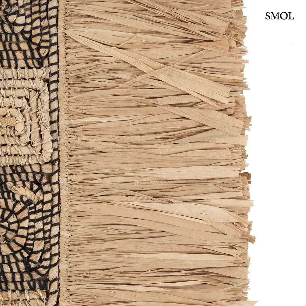 Natúr raffia fali dekoráció törzsi mintával és rojtos szegéllyel, 78×85 cm, rojt nagyítva