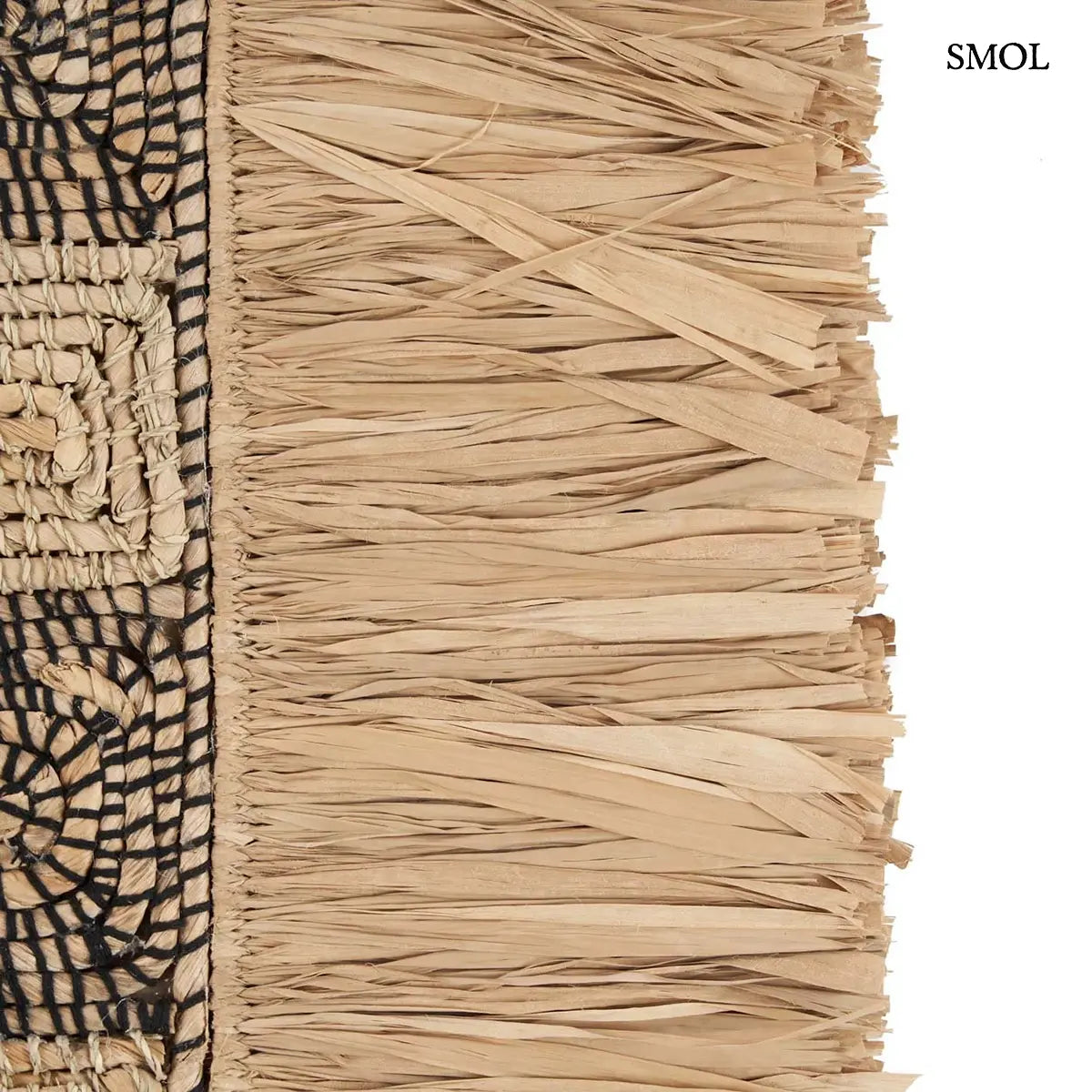 Natúr raffia fali dekoráció törzsi mintával és rojtos szegéllyel, 78×85 cm, rojt nagyítva