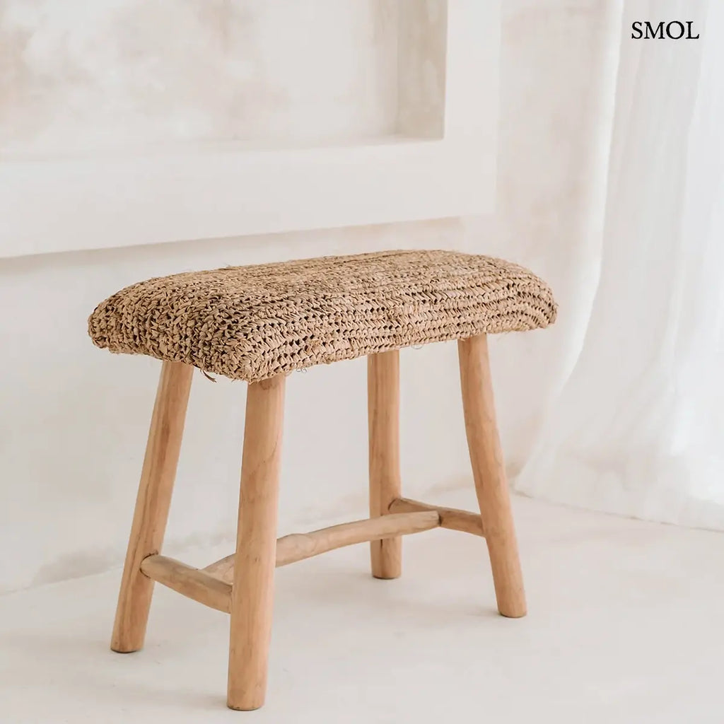Natúr raffia pad teakfa vázra, 60×45 cm, rusztikus háttérrel, függönnyel