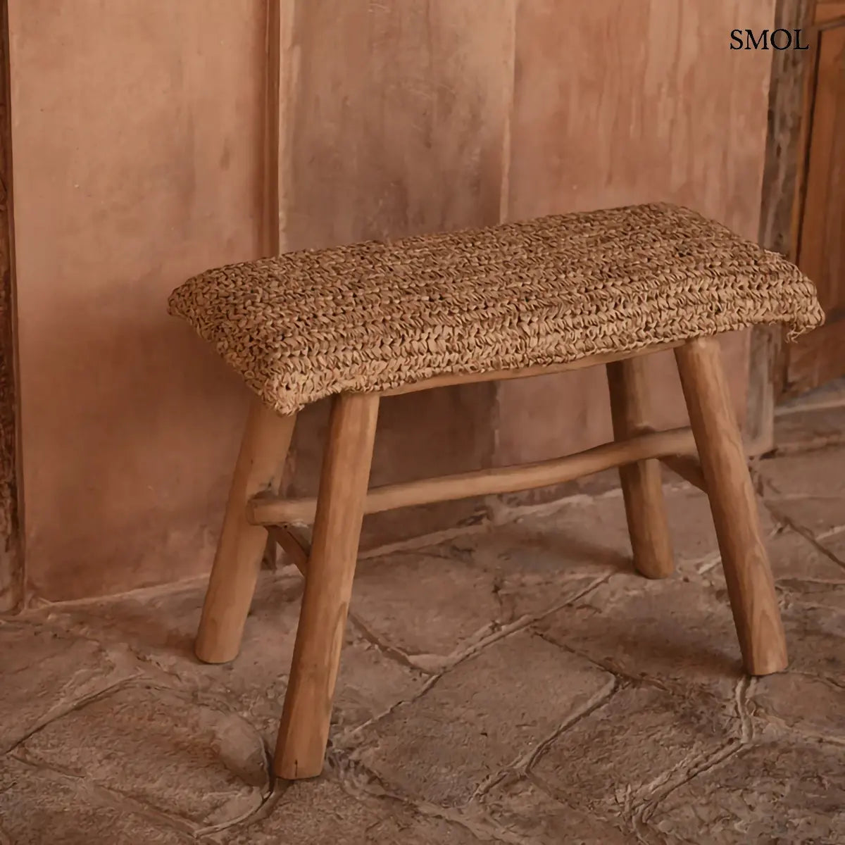 Natúr raffia pad teakfa vázra, 60×45 cm, barrnás háttérrel