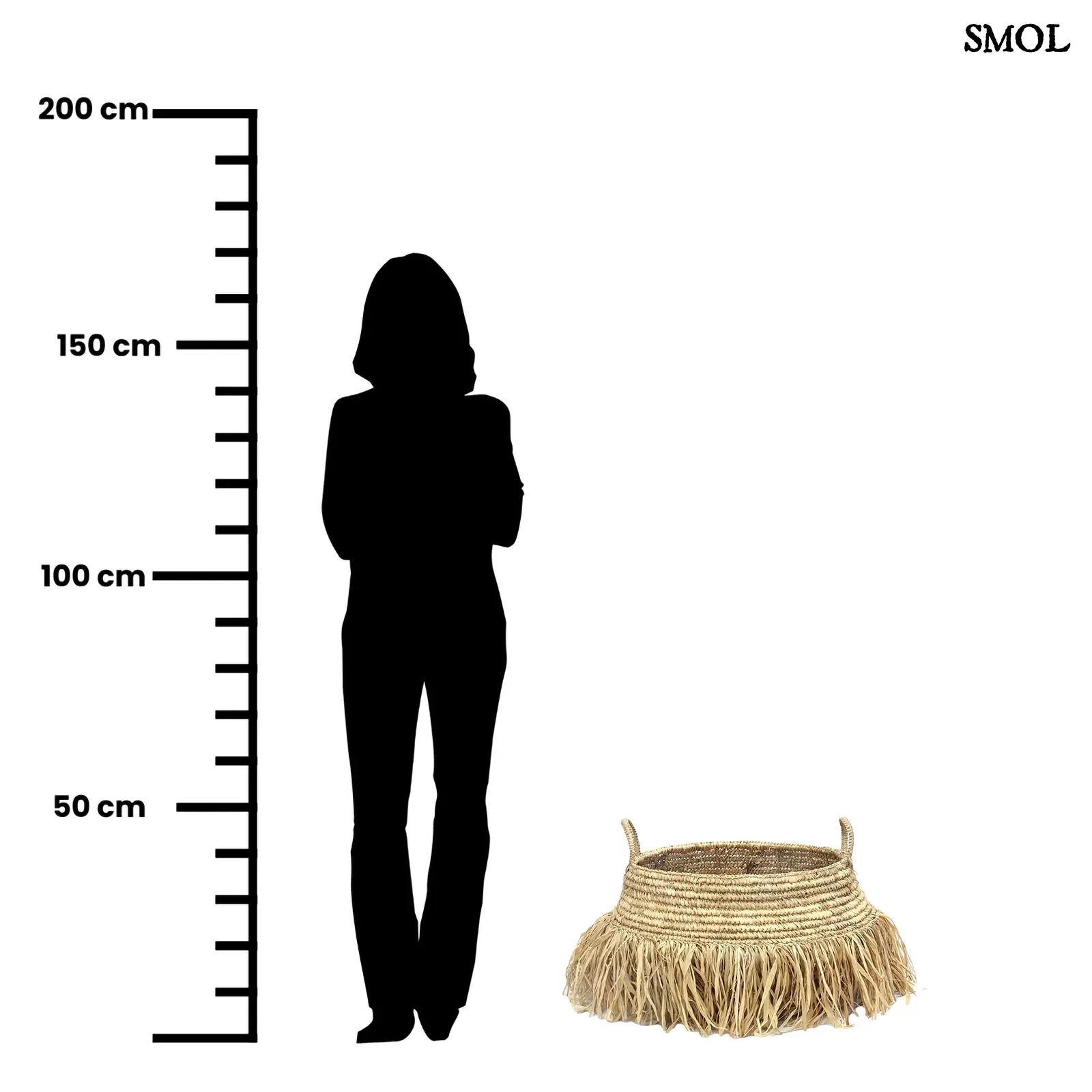 Raffia tárolókosár natúr színben, rojtos boho díszítéssel, méretarányosan