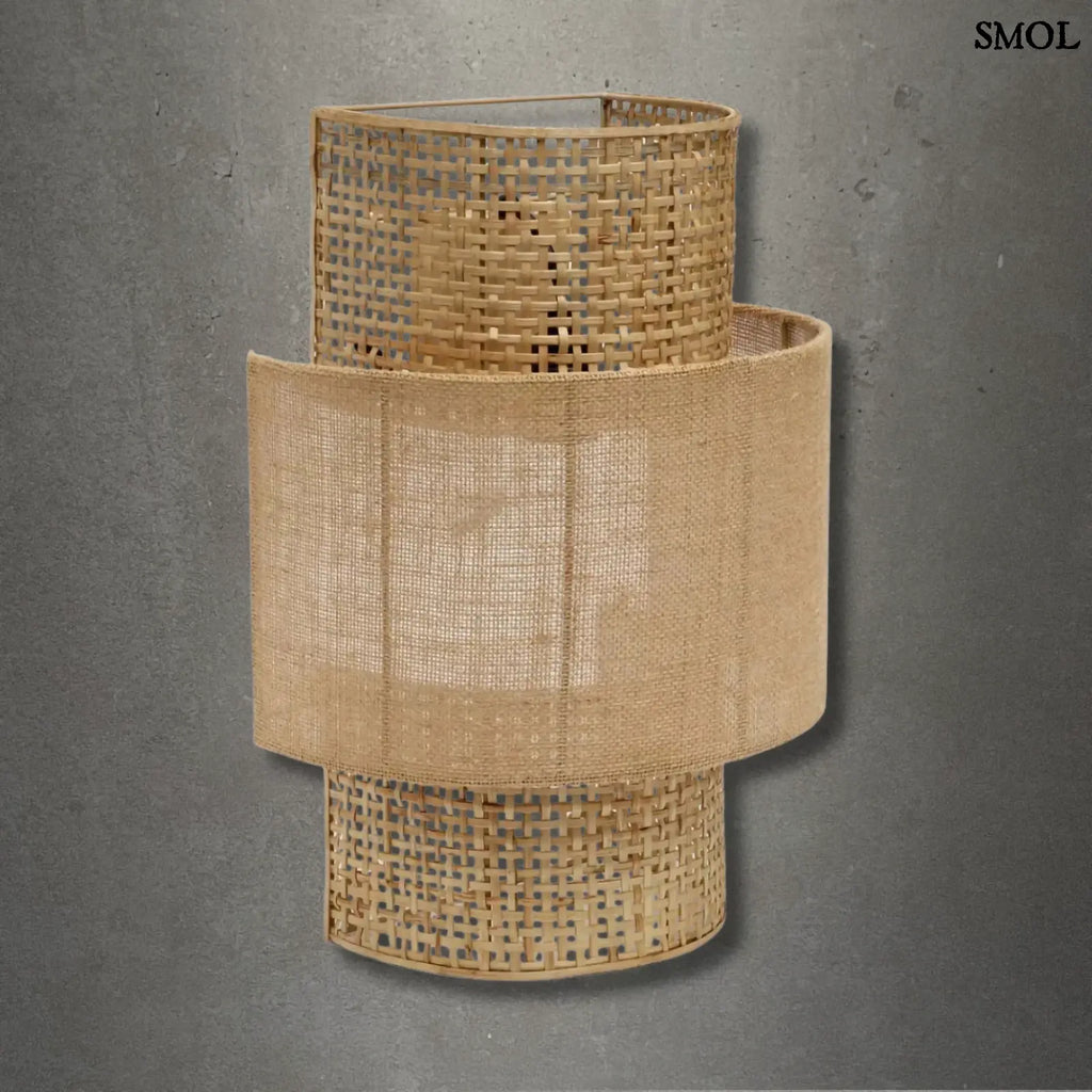 Rattan fali lámpa juta árnyékolóval, natúr színű, kézműves boho stílusú fali világítás, szürke háttérrel