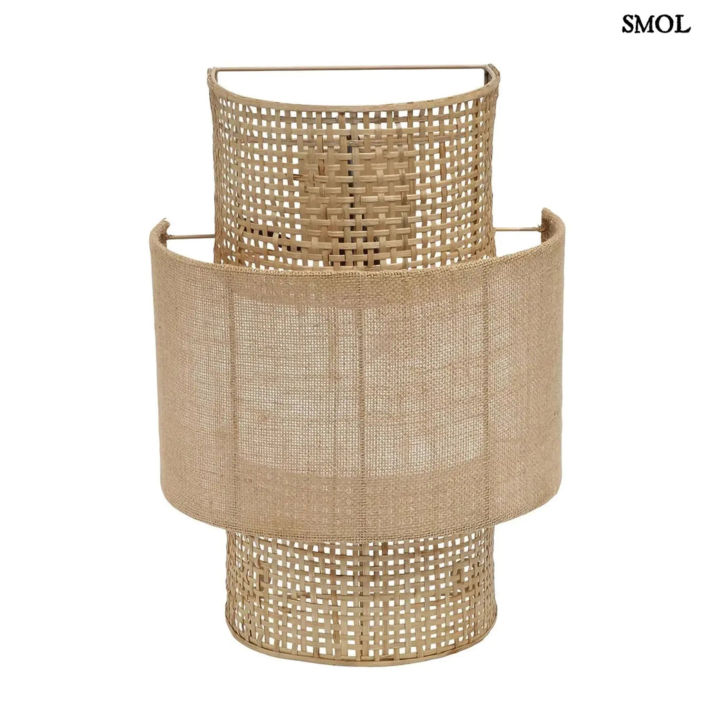 Rattan fali lámpa juta árnyékolóval, natúr színű, kézműves boho stílusú fali világítás, fehér háttérrel, szemből