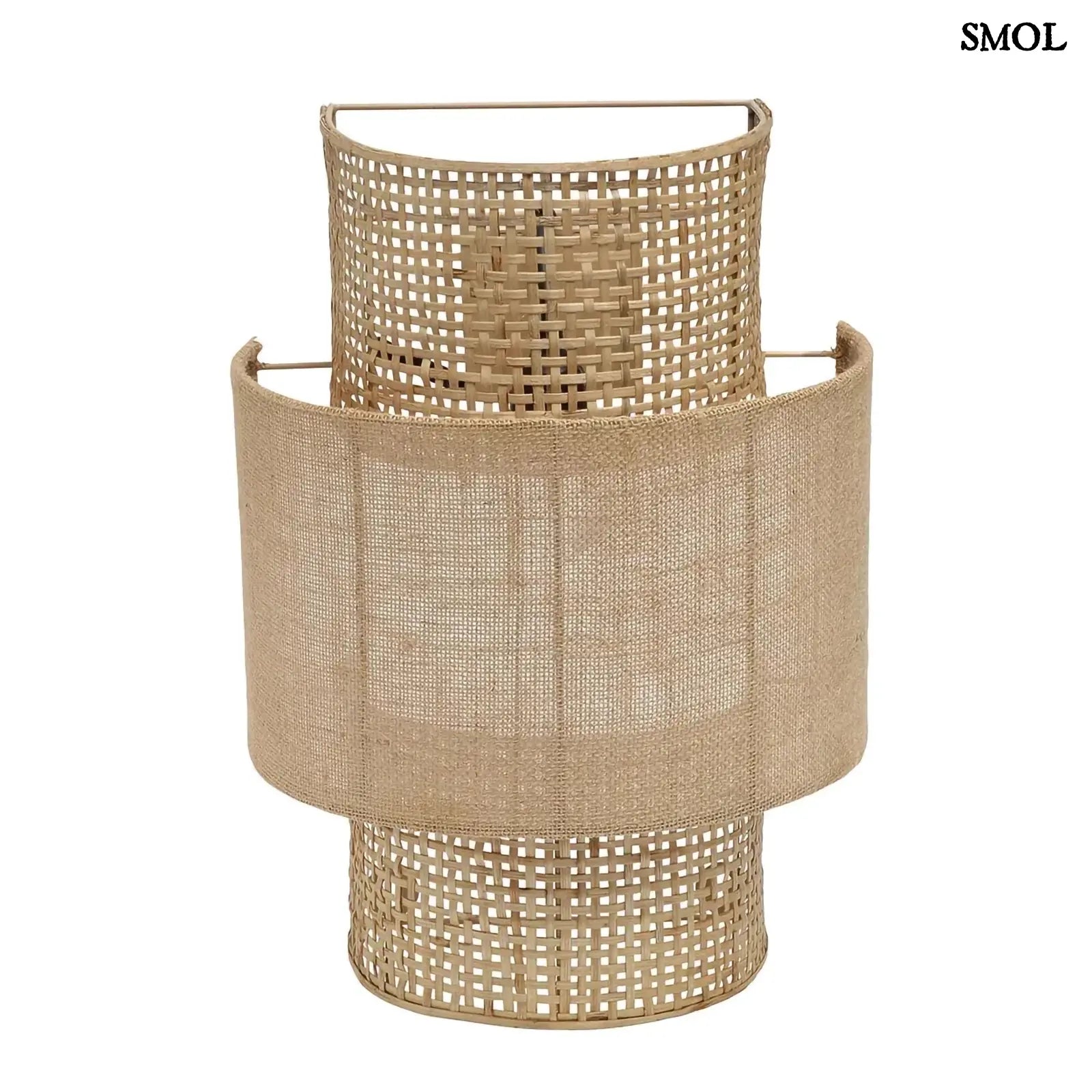 Rattan fali lámpa juta árnyékolóval, natúr színű, kézműves boho stílusú fali világítás, fehér háttérrel, szemből