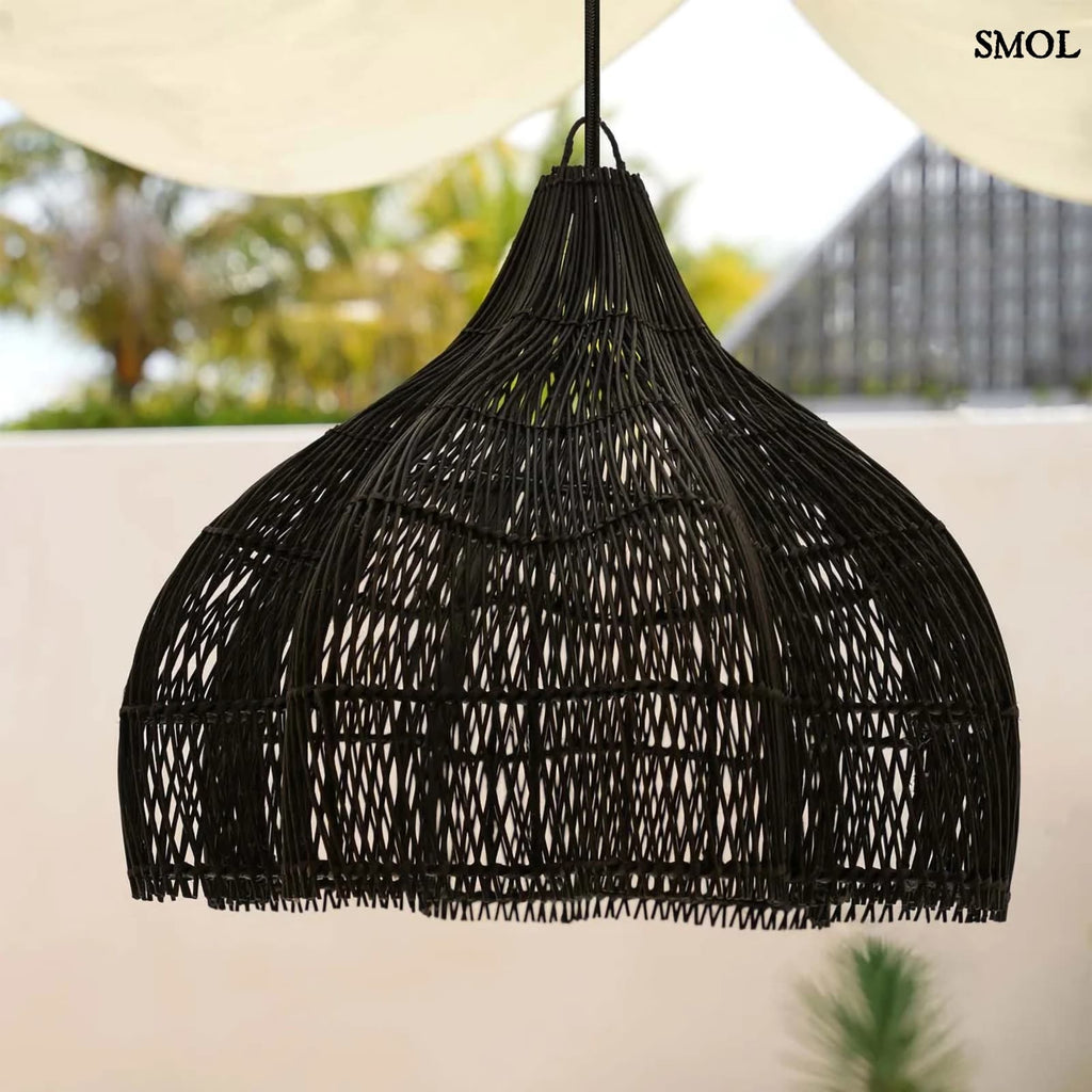 Rattan Függőlámpa – Fekete, M | WHIPPED | SMOL - teraszon nagyítva