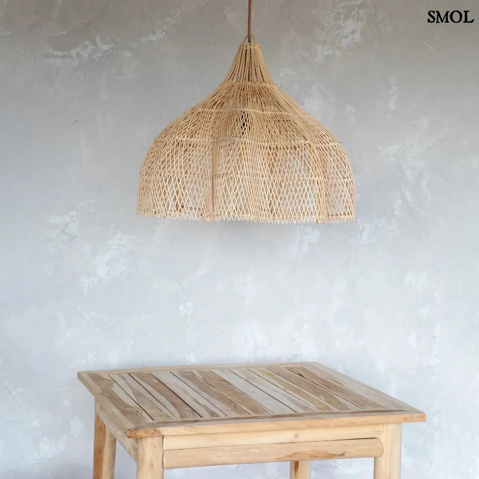 Rattan Függőlámpa -natúr, M | WHIPPED | SMOL - szürke háttérrel, asztallal