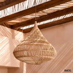 Natúr rattan függőlámpaernyő, csepp alakú, kézzel szőtt, organikus kiegészítő felfüggesztve