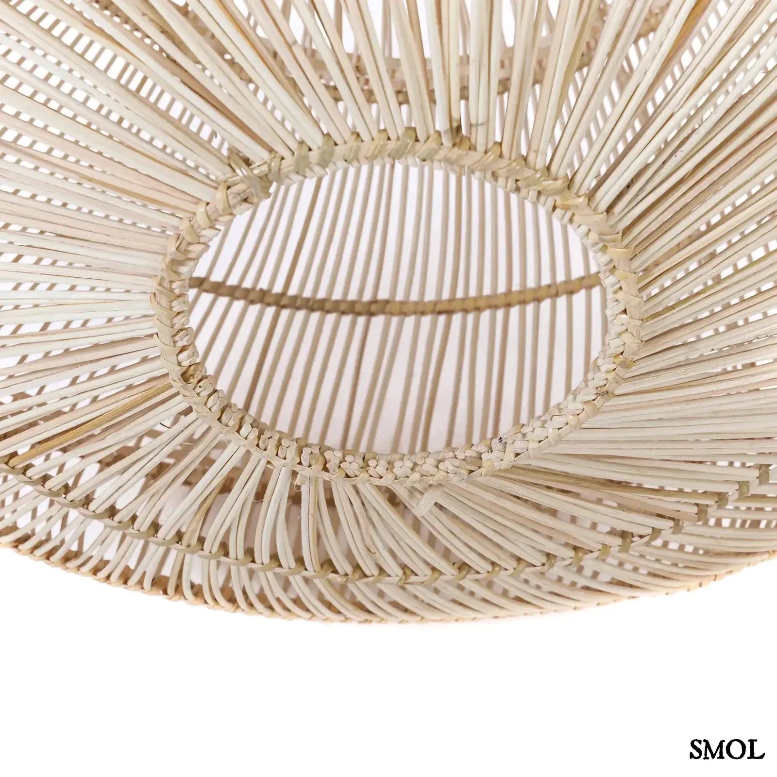 Natúr rattan függőlámpaernyő, csepp alakú, kézzel szőtt, organikus kiegészítő alulról, ferdén