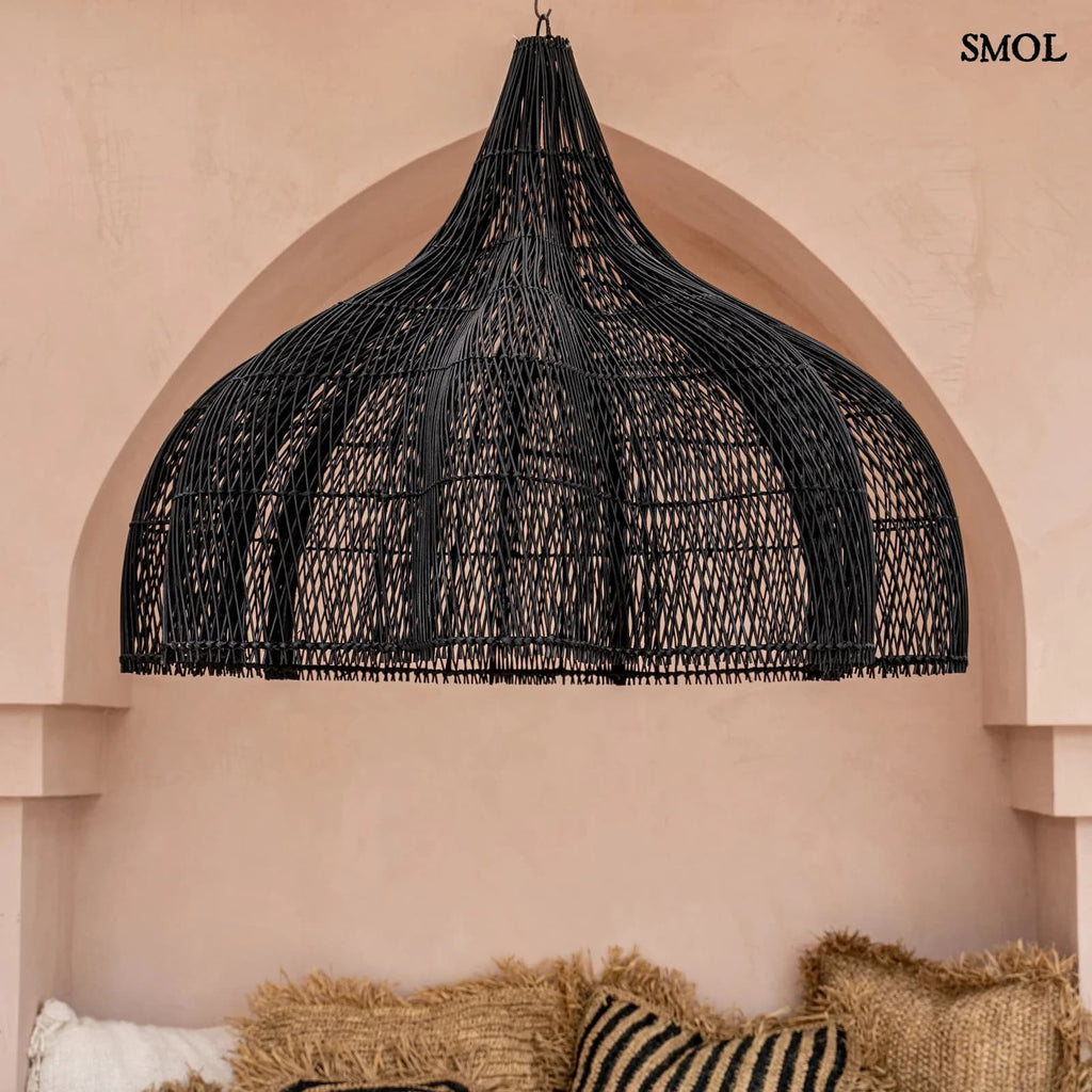 Rattan függőlámpaernyő Whipped, fekete, XL méret (110 cm), áramló, organikus forma teraszon, párnákkal