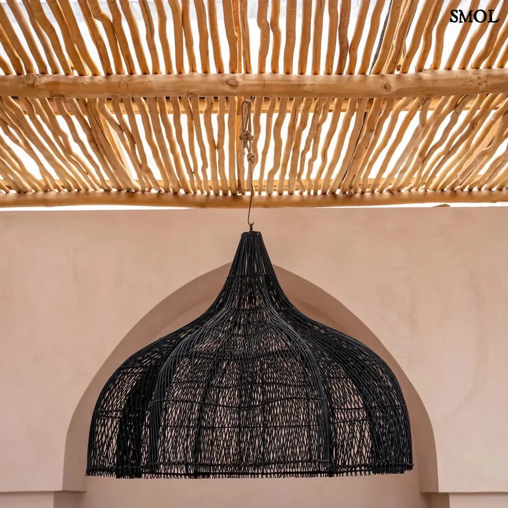 Rattan függőlámpaernyő Whipped, fekete, XL méret (110 cm), áramló, organikus forma felfüggesztve teraszon