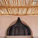 Rattan függőlámpaernyő Whipped, fekete, XL méret (110 cm), áramló, organikus forma felfüggesztve teraszon