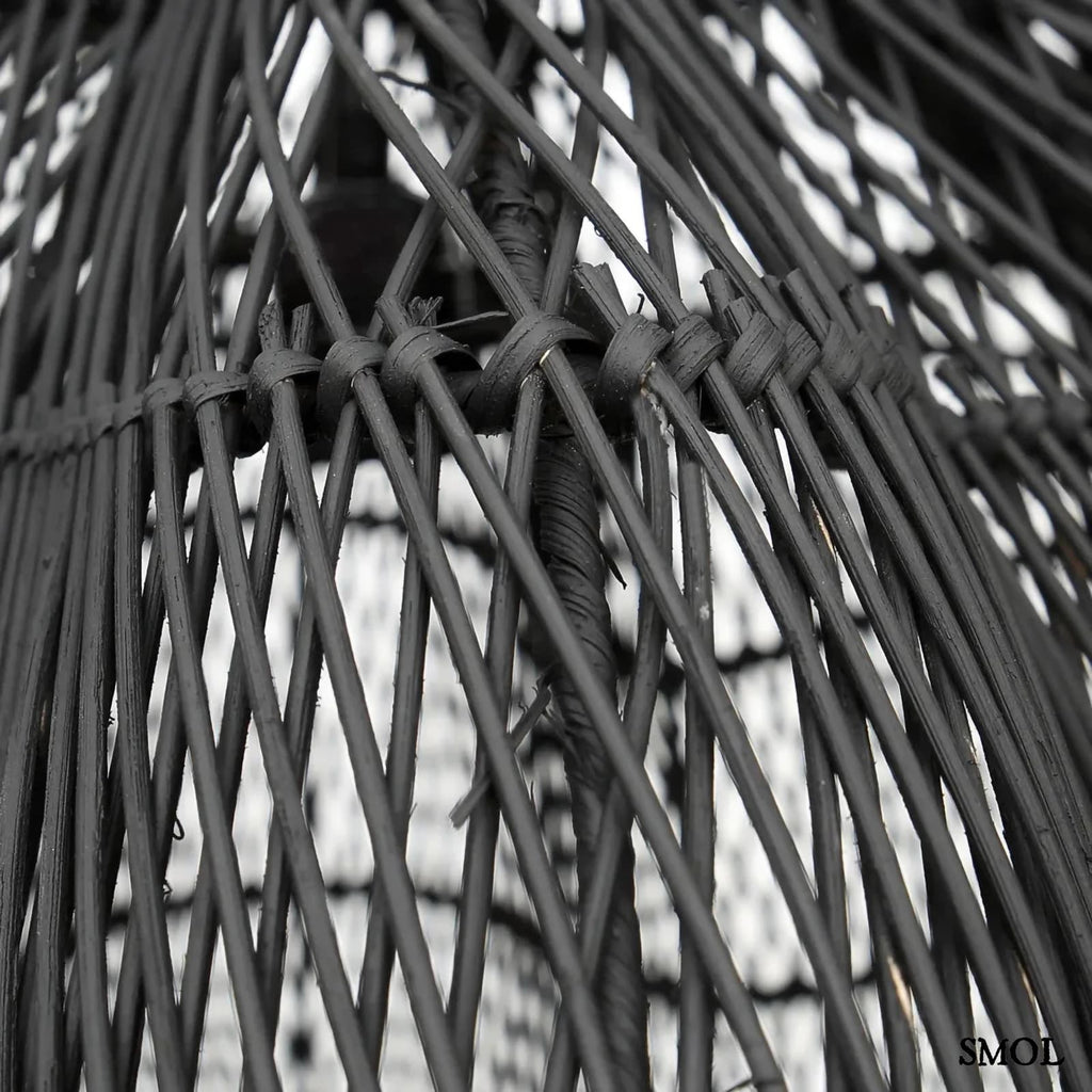 Rattan függőlámpaernyő Whipped, fekete, XL méret (110 cm), áramló, organikus forma rattan nagyítva