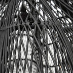 Rattan függőlámpaernyő Whipped, fekete, XL méret (110 cm), áramló, organikus forma rattan nagyítva