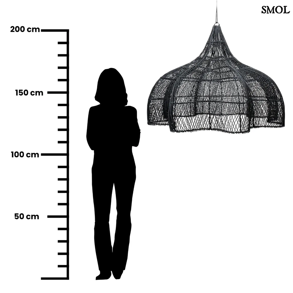 Rattan függőlámpaernyő Whipped, fekete, XL méret (110 cm), áramló, organikus forma méretarányosan