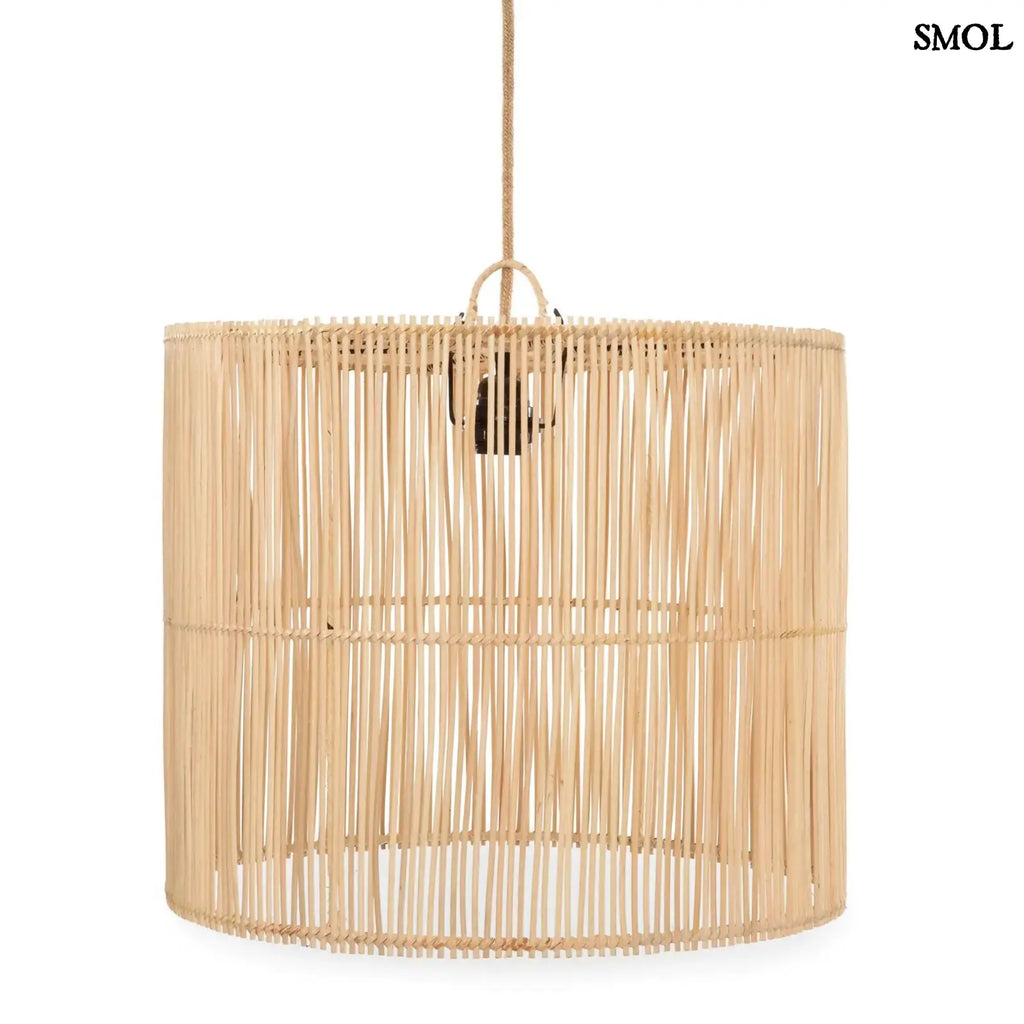 CHACHA rattan függőlámpaernyő natúr színben, nagyméretű (50 cm magas), kézzel szőtt fonattal, fehér háttérrel