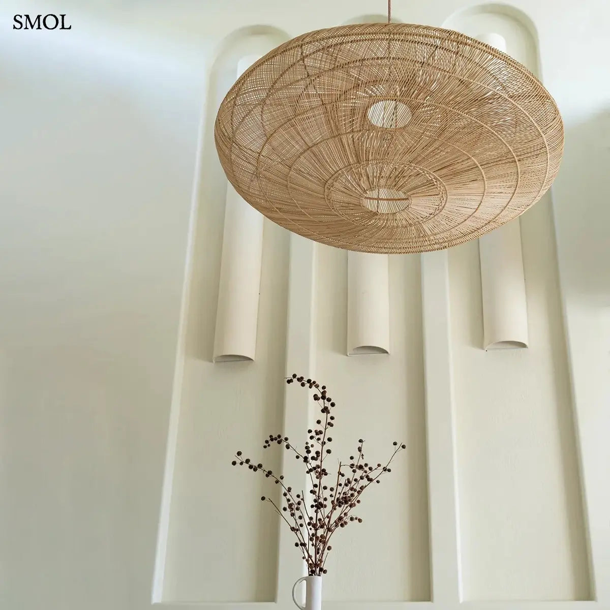 XL méretű, különleges formájú, kézzel szőtt natúr rattan függőlámpaernyő, nappaliban, alulról