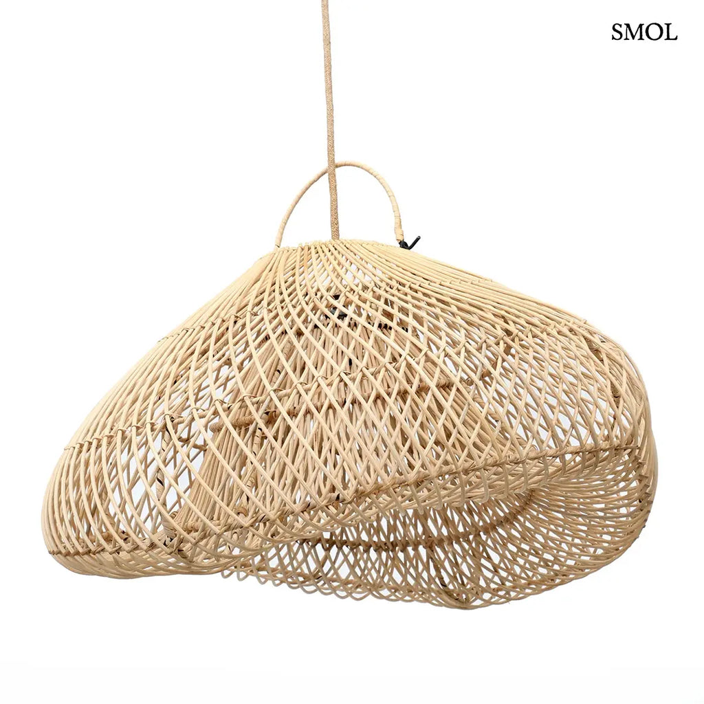 Kézzel font natúr rattan lámpaernyő aszimmetrikus Cloud formában, 80 cm-es méretben, világosbarna természetes szálakból, fehér háttérrel