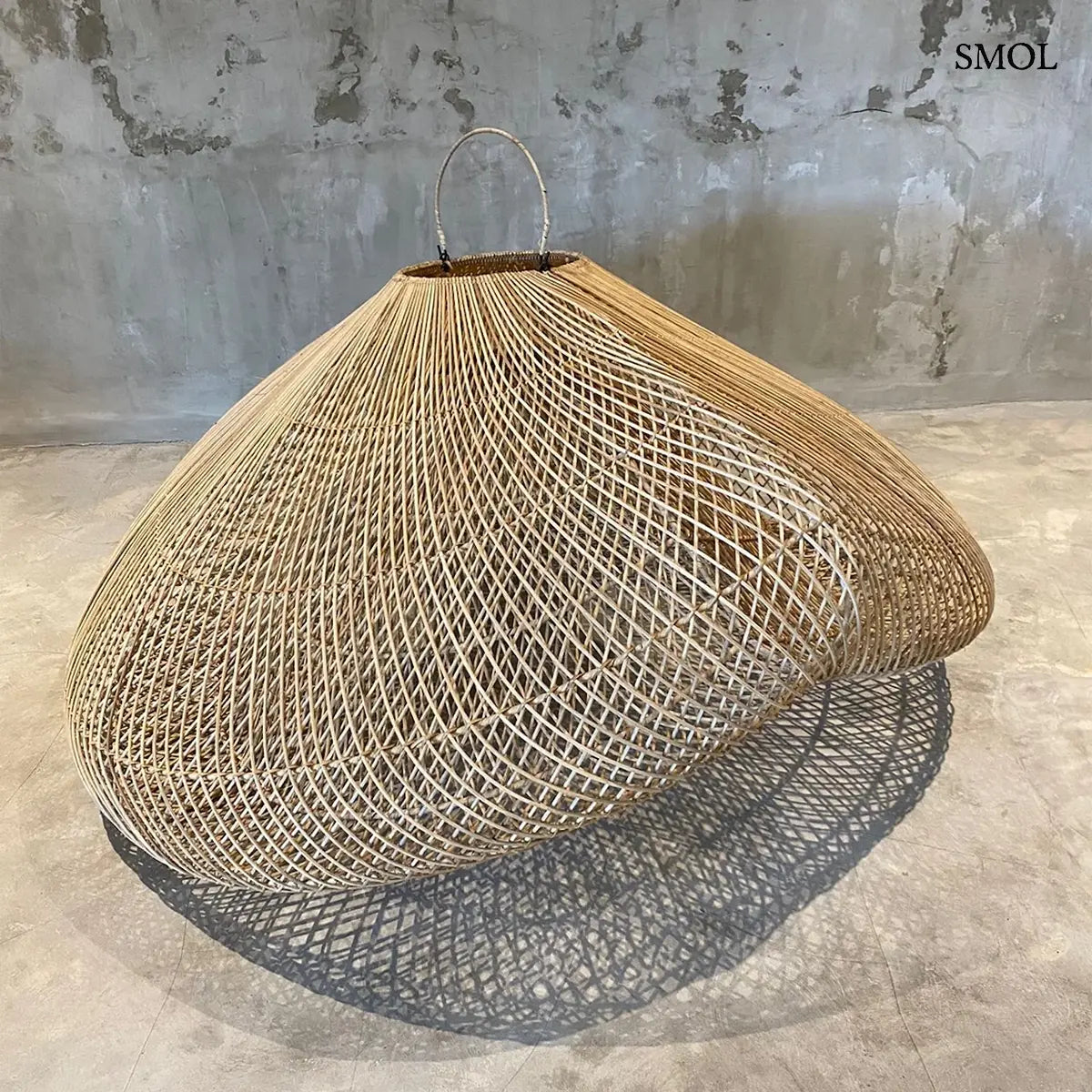 Kézzel font natúr rattan lámpaernyő aszimmetrikus Cloud formában, 80 cm-es méretben, világosbarna természetes szálakból, földön