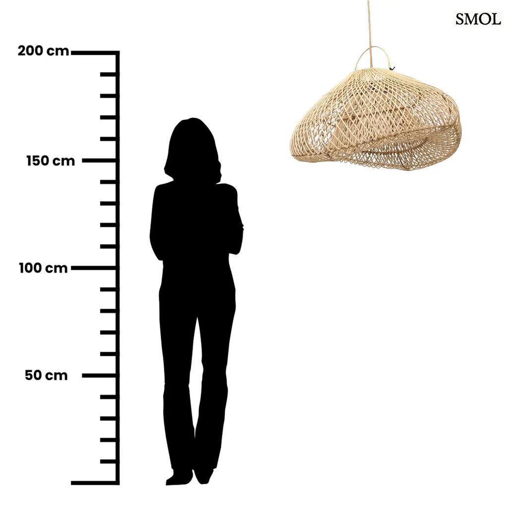 Kézzel font natúr rattan lámpaernyő aszimmetrikus Cloud formában, 80 cm-es méretben, világosbarna természetes szálakból, méretarányosan
