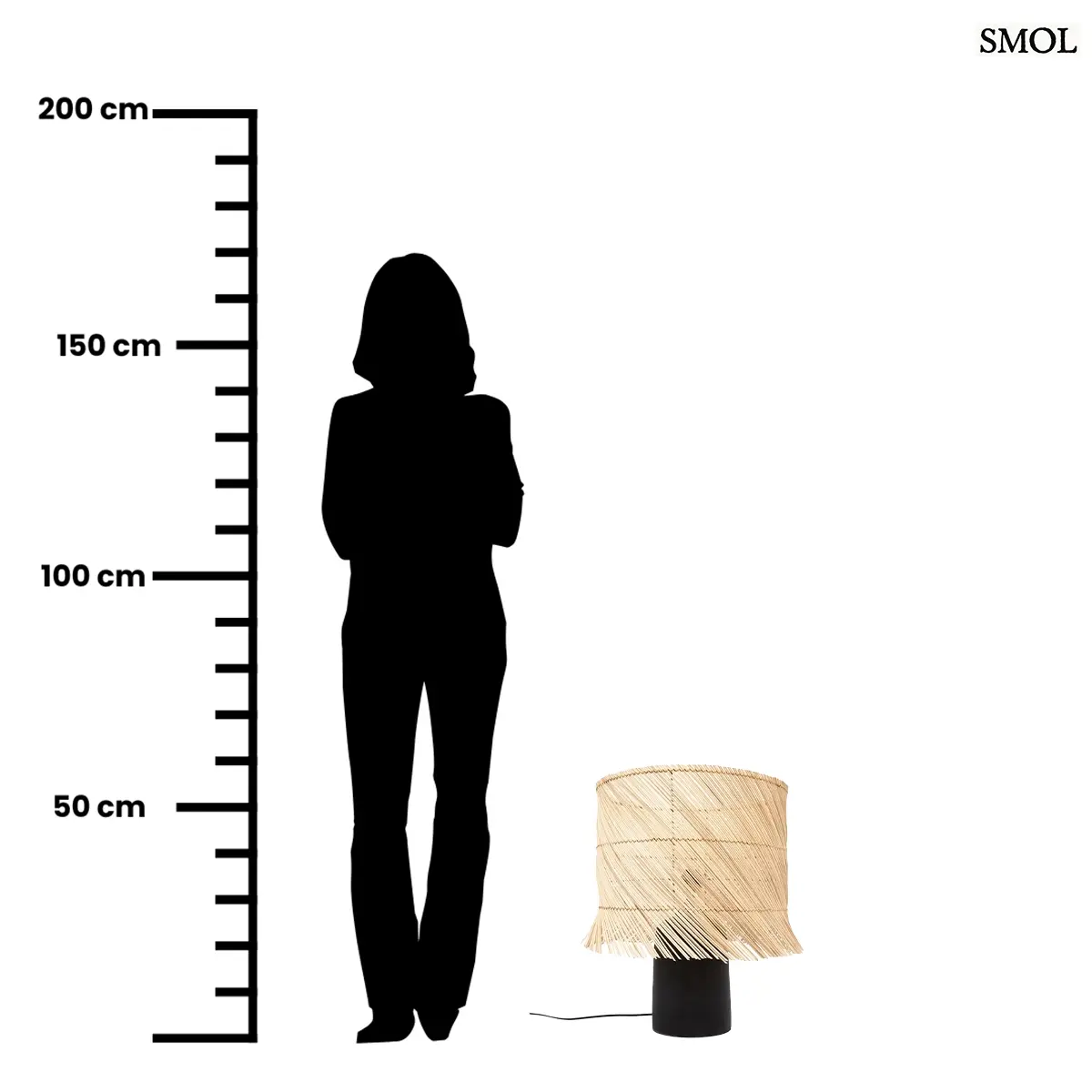 Modern asztali lámpa hengeres, fekete terrakotta talppal és natúr, ferdén szőtt rattan búrával, amelynek alsó széle játékosan rojtozott, méretarányosan