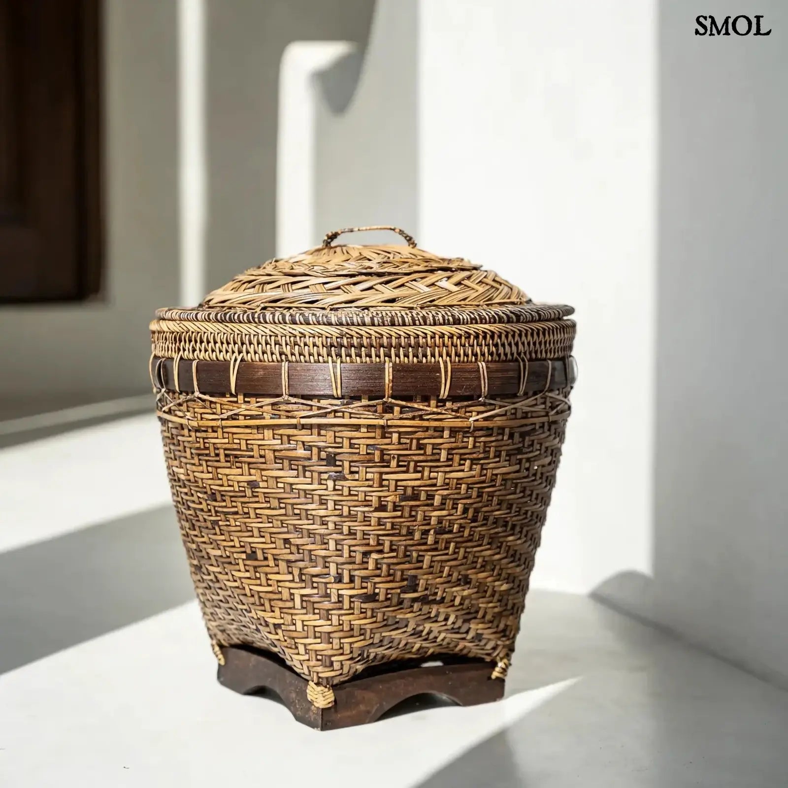 kézzel fonott rattan tárolókosár fedéllel, előszobában