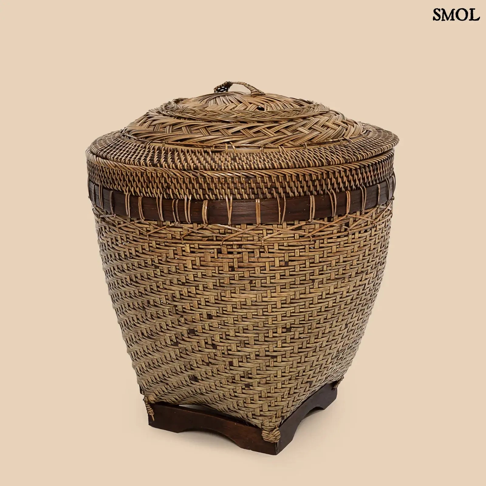 kézzel fonott rattan tárolókosár fedéllel natúr háttérrel