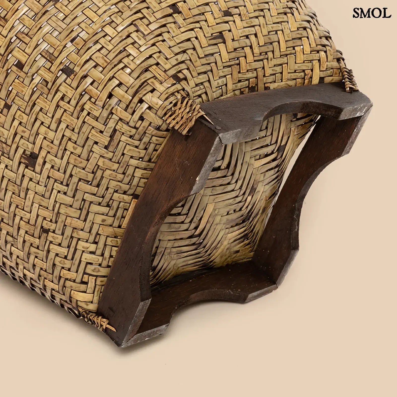 kézzel fonott rattan tárolókosár fedéllel alulról nagyítva