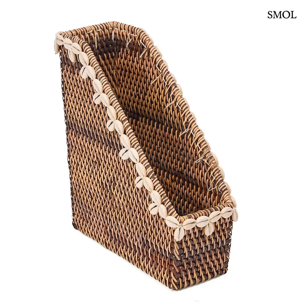  Natúr barna rattan asztali rendező fehér kagylós szegéllyel, 27×30 cm, fehér háttérrel, ferdén