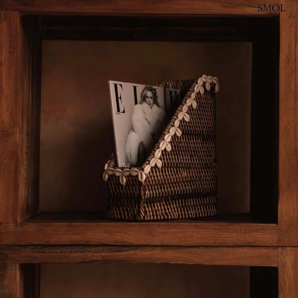  Natúr barna rattan asztali rendező fehér kagylós szegéllyel, 27×30 cm, polcon, magazinnal