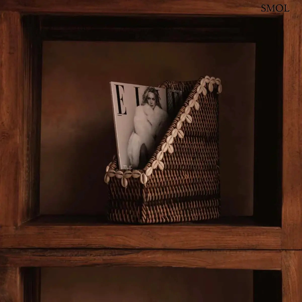  Natúr barna rattan asztali rendező fehér kagylós szegéllyel, 27×30 cm, polcon, magazinnal