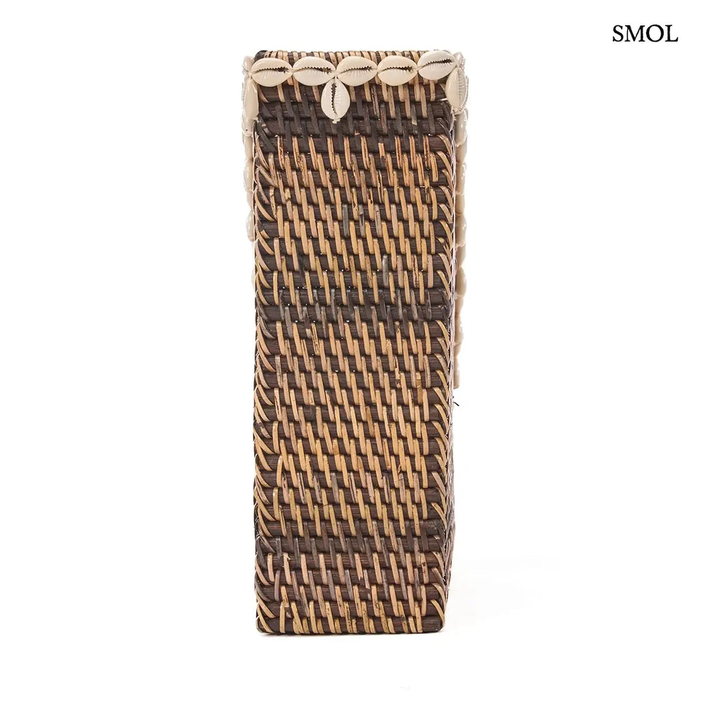  Natúr barna rattan asztali rendező fehér kagylós szegéllyel, 27×30 cm, hátulról