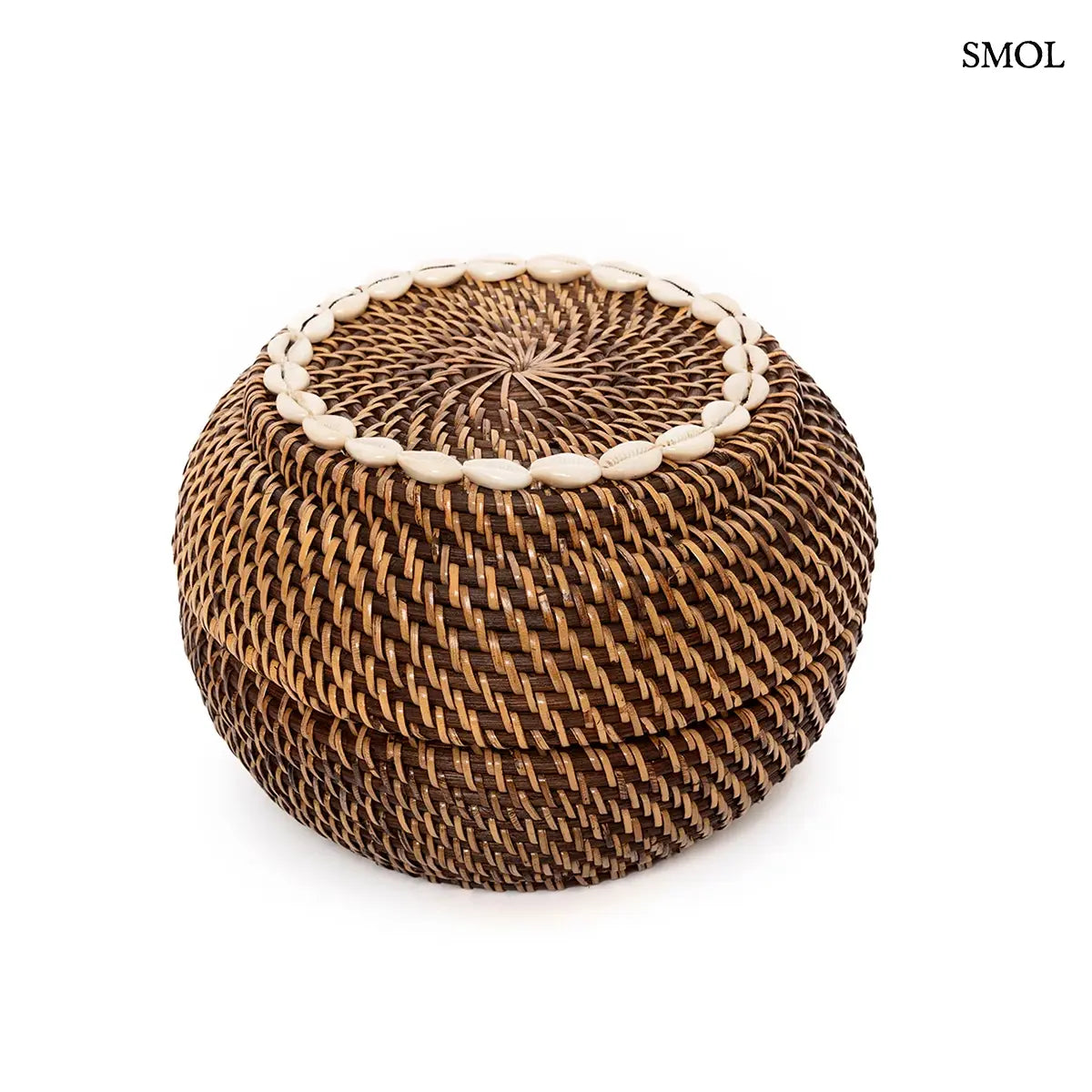 Sötétbarna rattan ékszerdoboz kagylós szegéllyel és fedővel, M méret, 27×18 cm, fehér háttérrel
