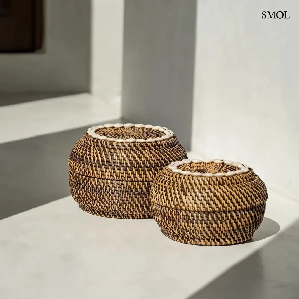 Sötétbarna rattan ékszerdoboz kagylós szegéllyel és fedővel, M méret, 27×18 cm, két méretben, lépcsőn