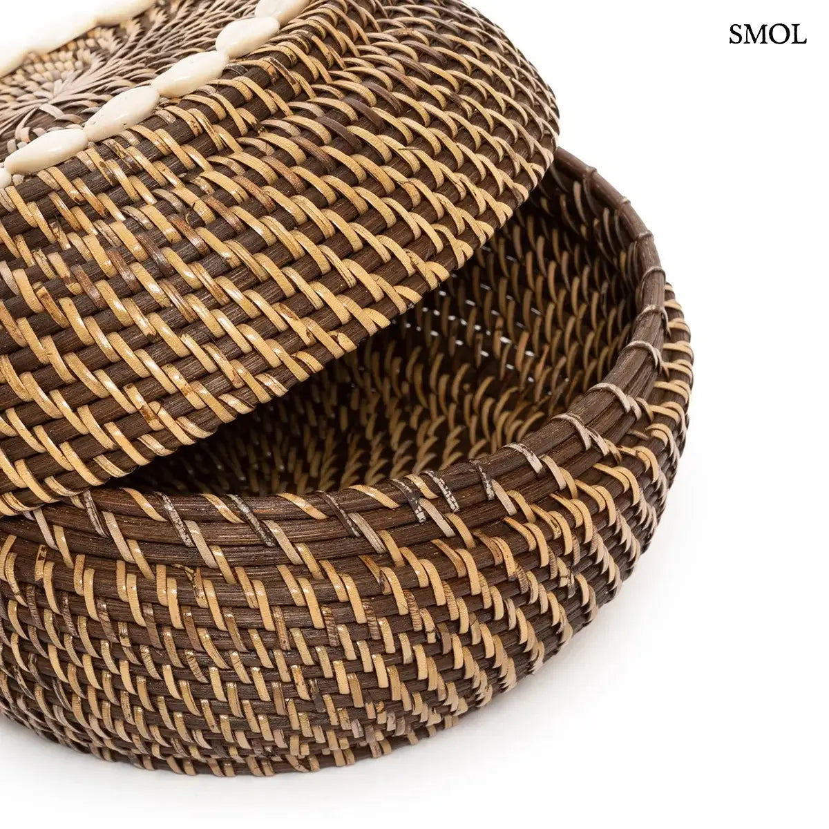 Sötétbarna rattan ékszerdoboz kagylós szegéllyel és fedővel, M méret, 27×18 cm, fedő elcsúsztatva