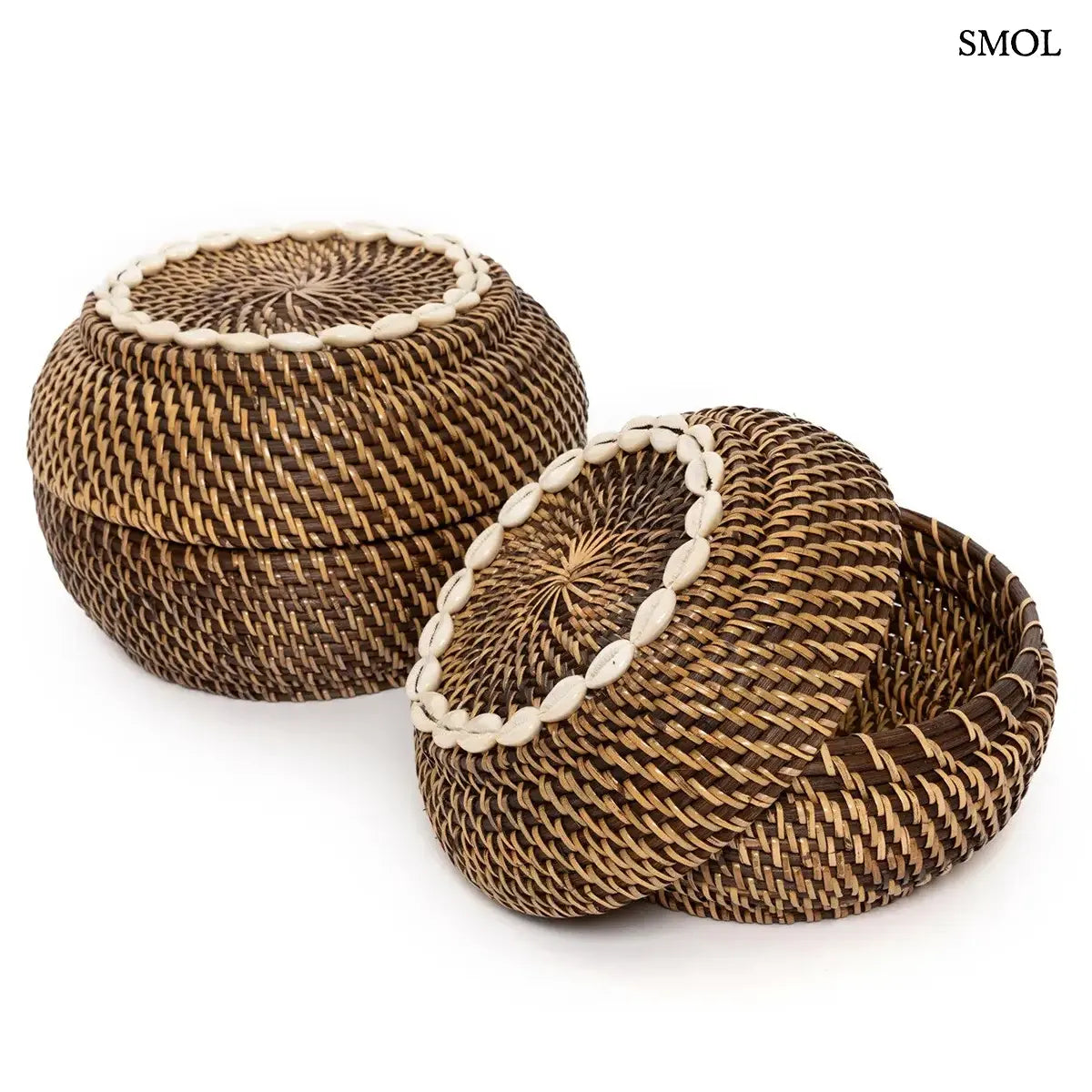 Sötétbarna rattan ékszerdoboz kagylós szegéllyel és fedővel, M méret, 27×18 cm, két méretben, elcsúsztatott fedővel