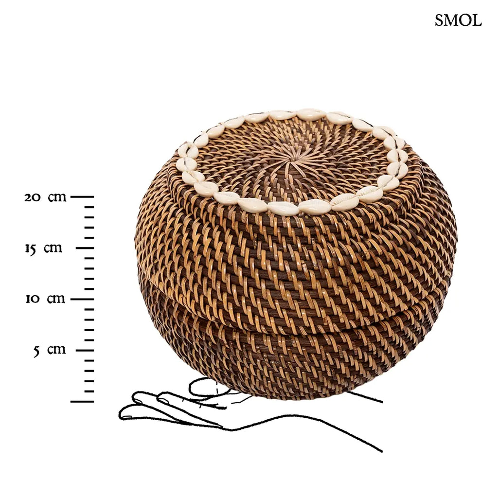 Sötétbarna rattan ékszerdoboz kagylós szegéllyel és fedővel, M méret, 27×18 cm, méretarányosan