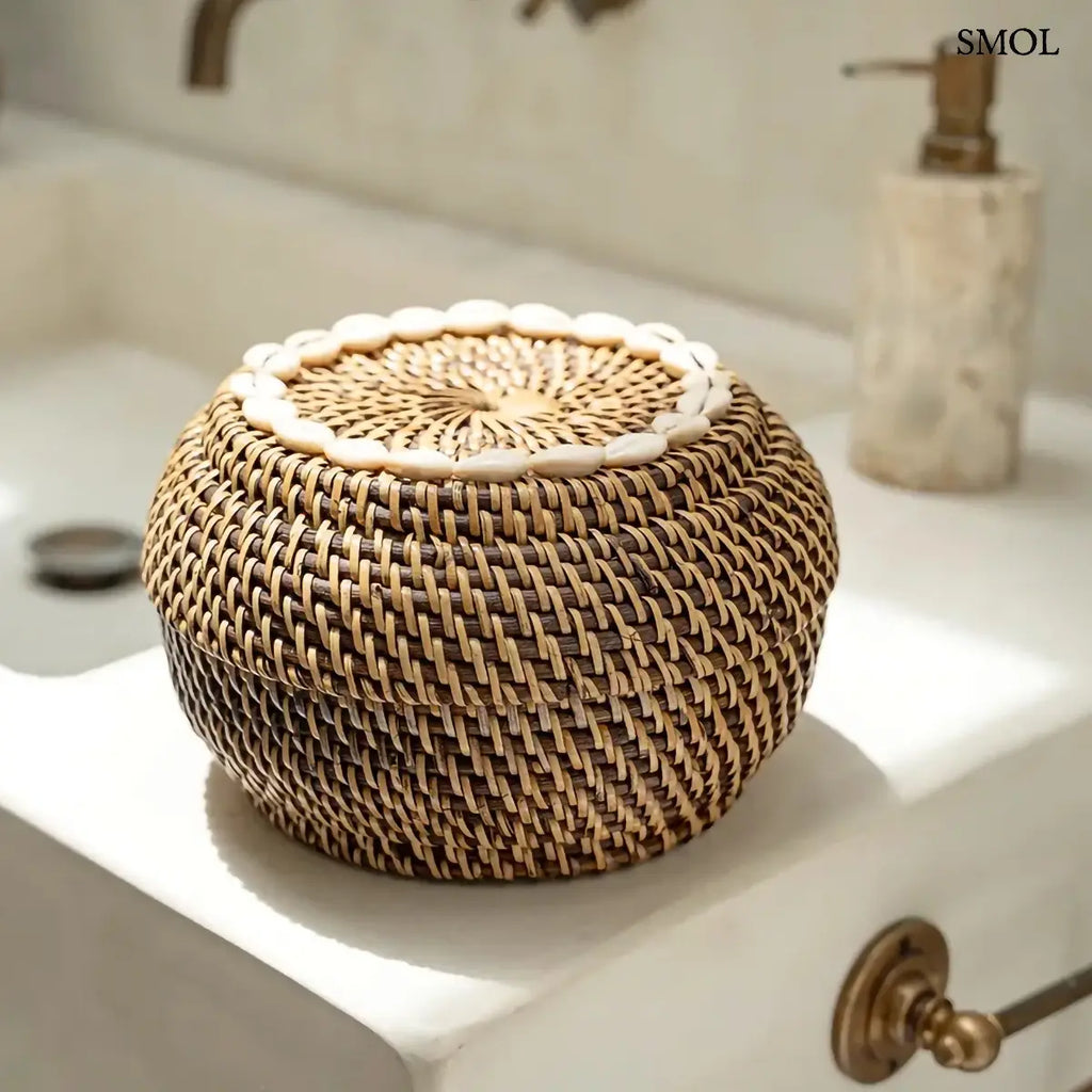  Sötétbarna rattan ékszerdoboz kagylós szegéllyel és fedővel, S méret, 23×15 cm, mosdó peremén, nagyítva