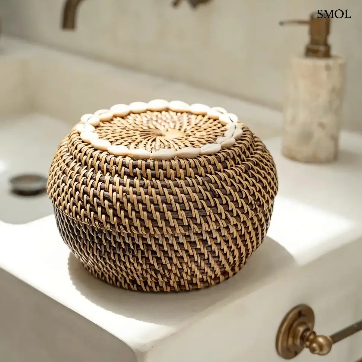  Sötétbarna rattan ékszerdoboz kagylós szegéllyel és fedővel, S méret, 23×15 cm, mosdó peremén, nagyítva