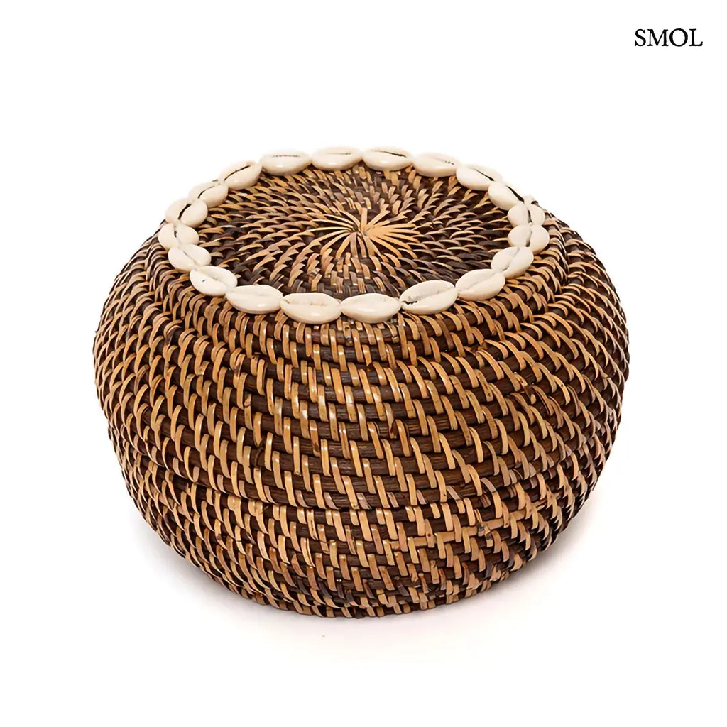  Sötétbarna rattan ékszerdoboz kagylós szegéllyel és fedővel, S méret, 23×15 cm, fehér háttérrel