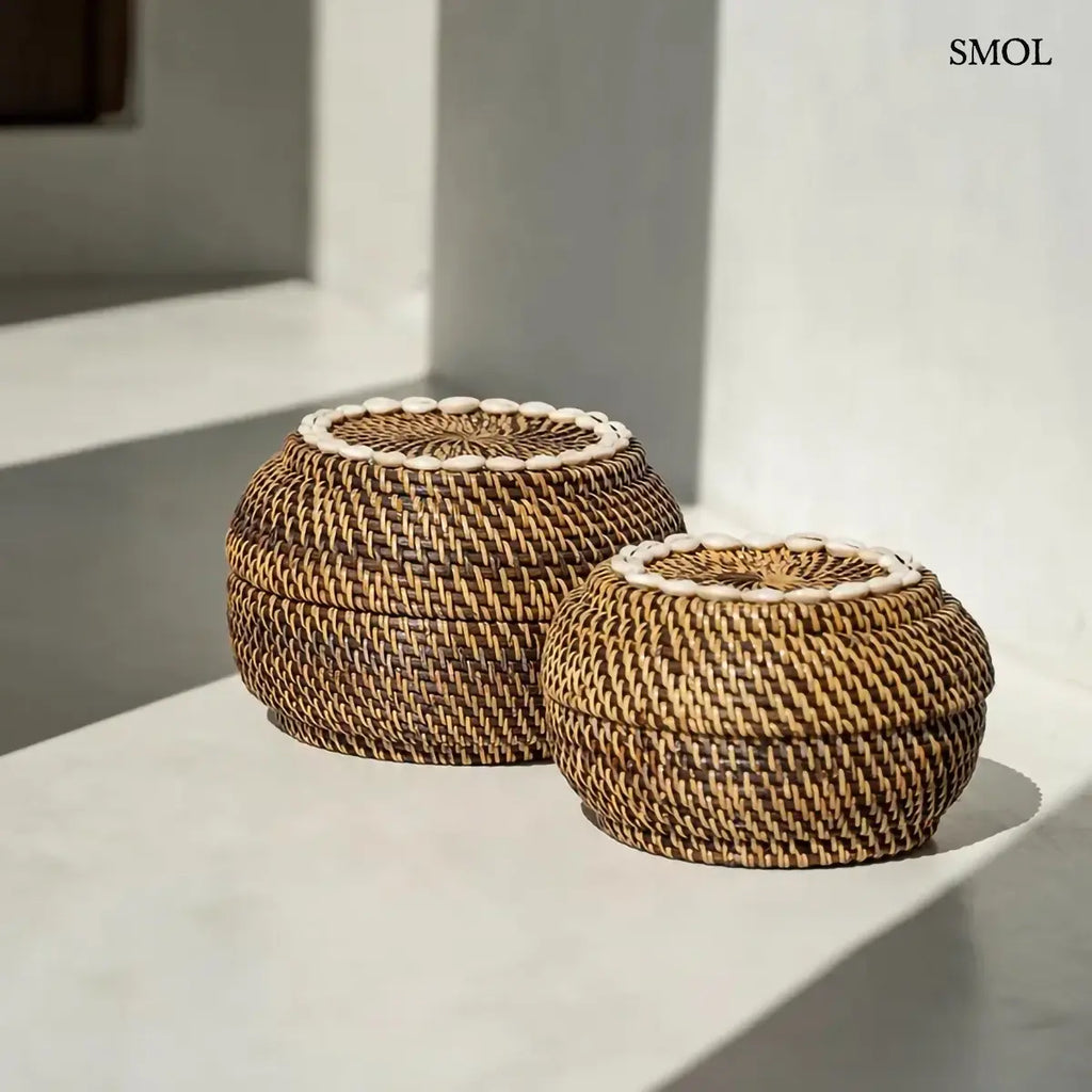  Sötétbarna rattan ékszerdoboz kagylós szegéllyel és fedővel, S méret, 23×15 cm, két méretben, lépcsőn
