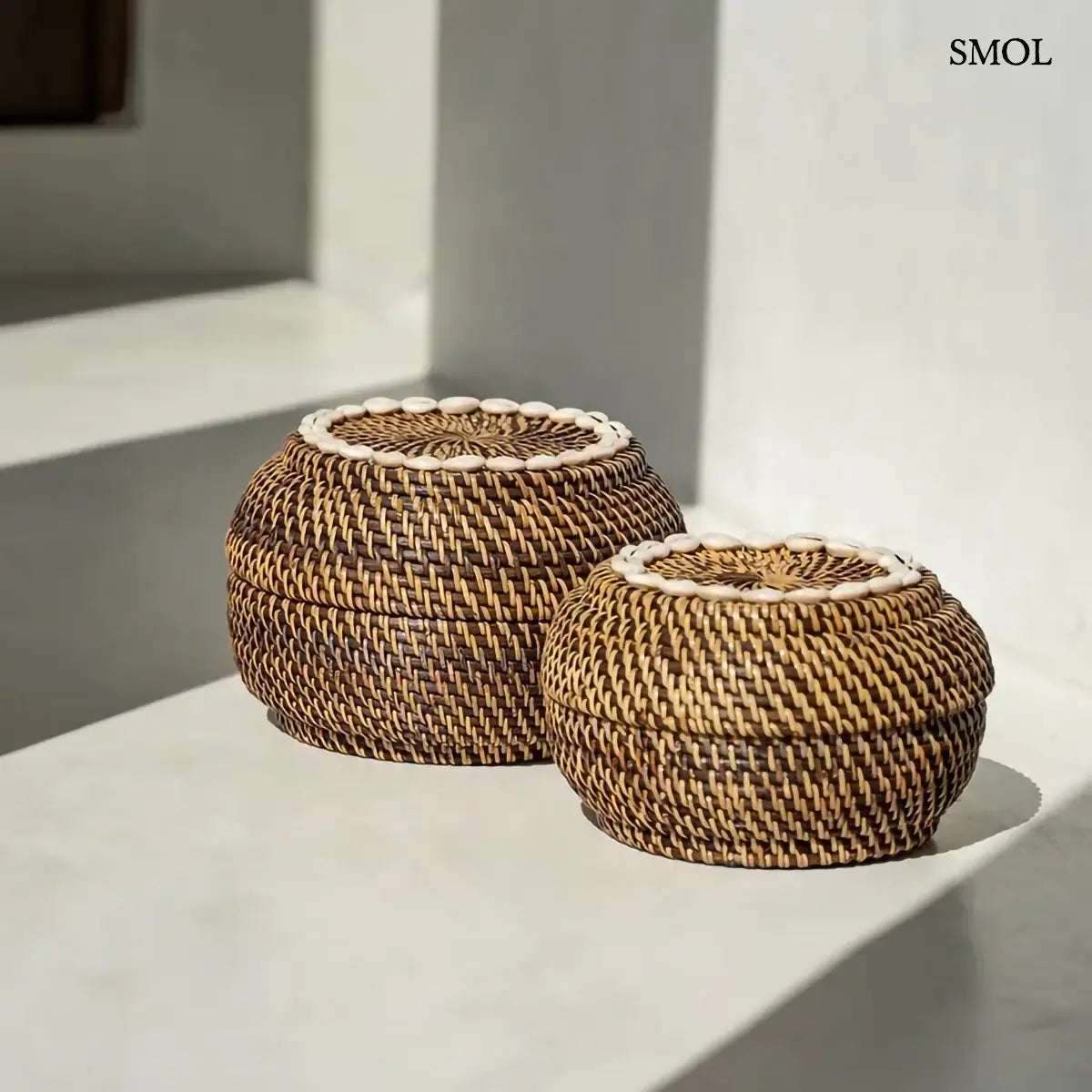  Sötétbarna rattan ékszerdoboz kagylós szegéllyel és fedővel, S méret, 23×15 cm, két méretben, lépcsőn