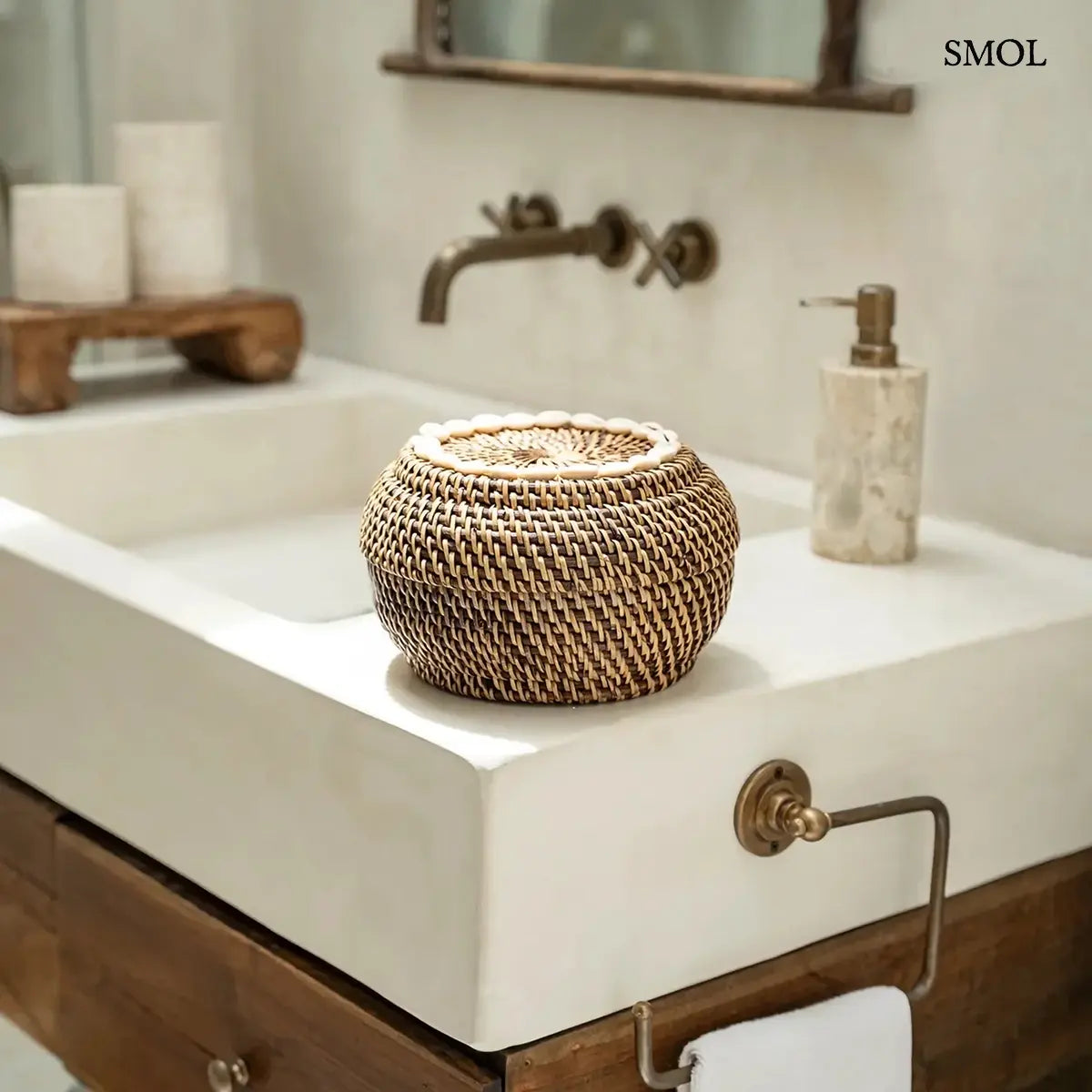  Sötétbarna rattan ékszerdoboz kagylós szegéllyel és fedővel, S méret, 23×15 cm, mosdó peremén, fürdőszobában