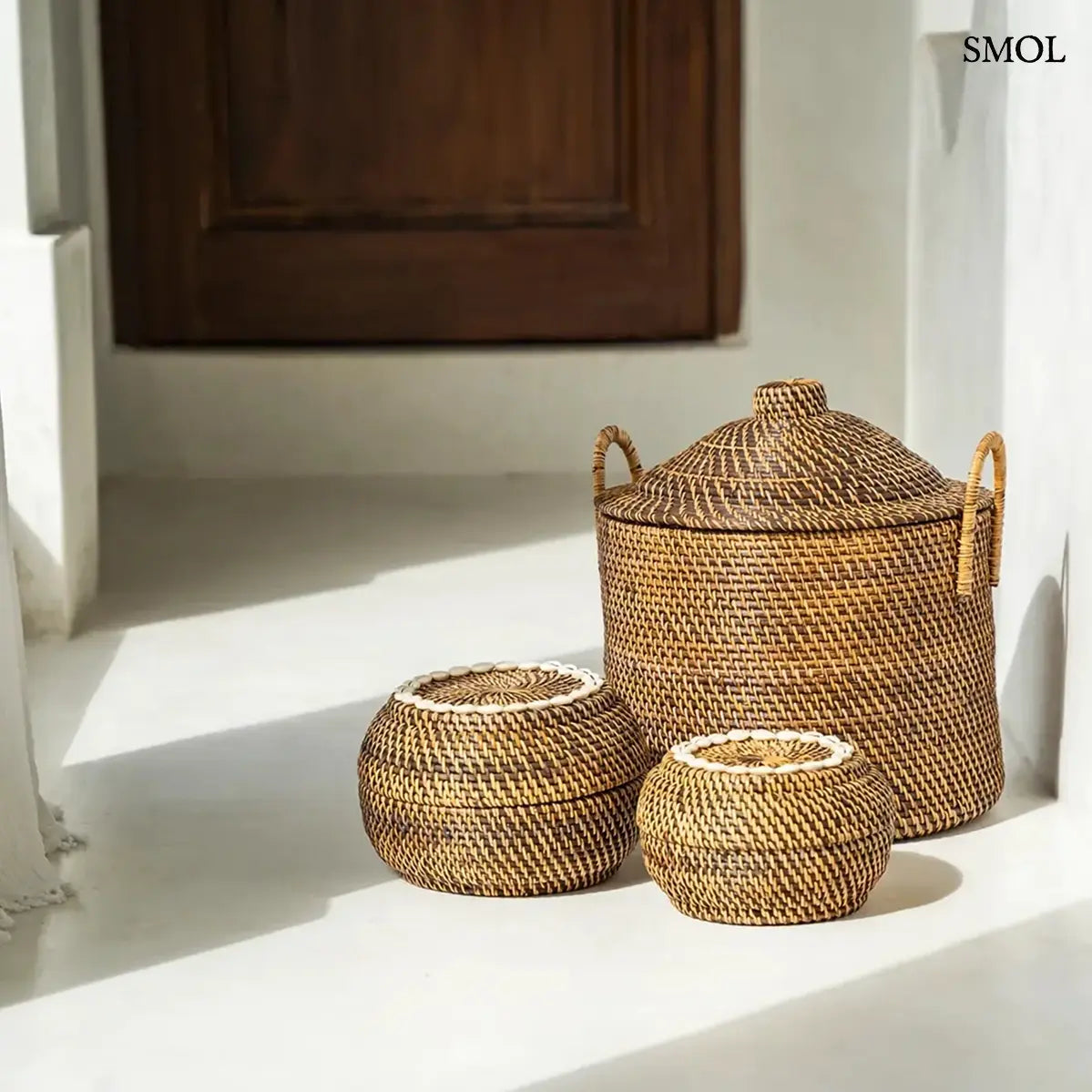  Sötétbarna rattan ékszerdoboz kagylós szegéllyel és fedővel, S méret, 23×15 cm,  különböző kosár egymás mellett