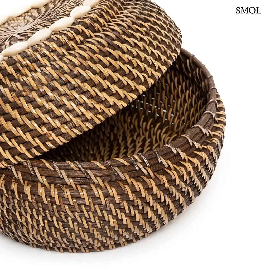  Sötétbarna rattan ékszerdoboz kagylós szegéllyel és fedővel, S méret, 23×15 cm, félig nyitottan