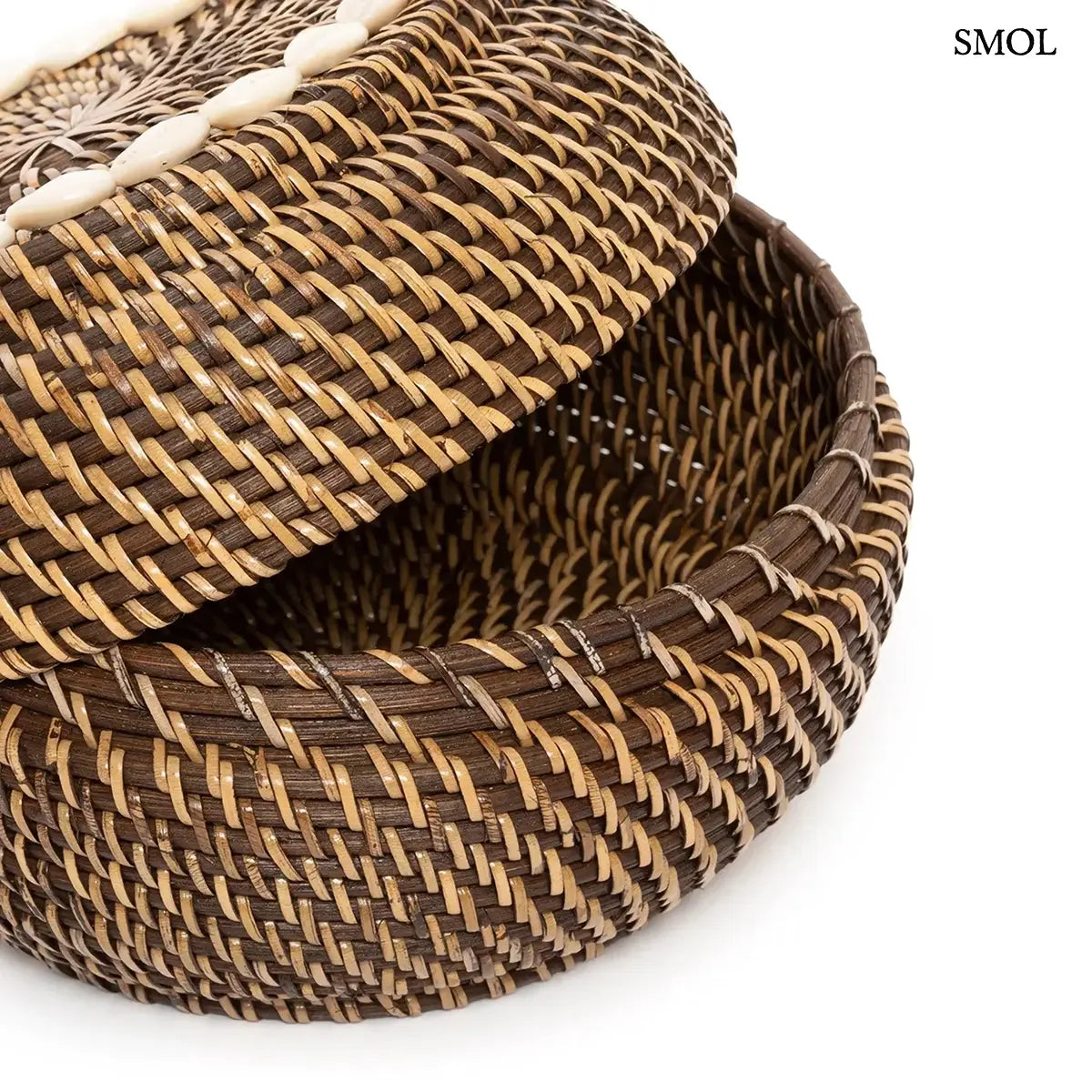  Sötétbarna rattan ékszerdoboz kagylós szegéllyel és fedővel, S méret, 23×15 cm, félig nyitottan