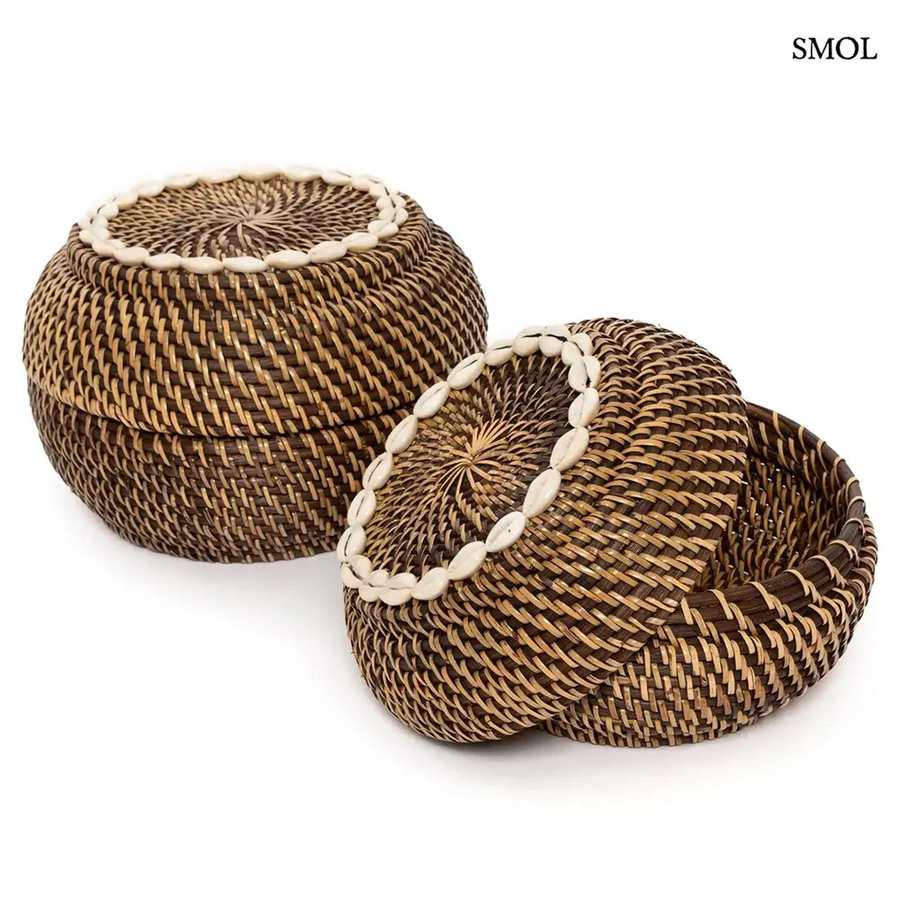  Sötétbarna rattan ékszerdoboz kagylós szegéllyel és fedővel, S méret, 23×15 cm, két méretben, félrecsúsztatott fedővel