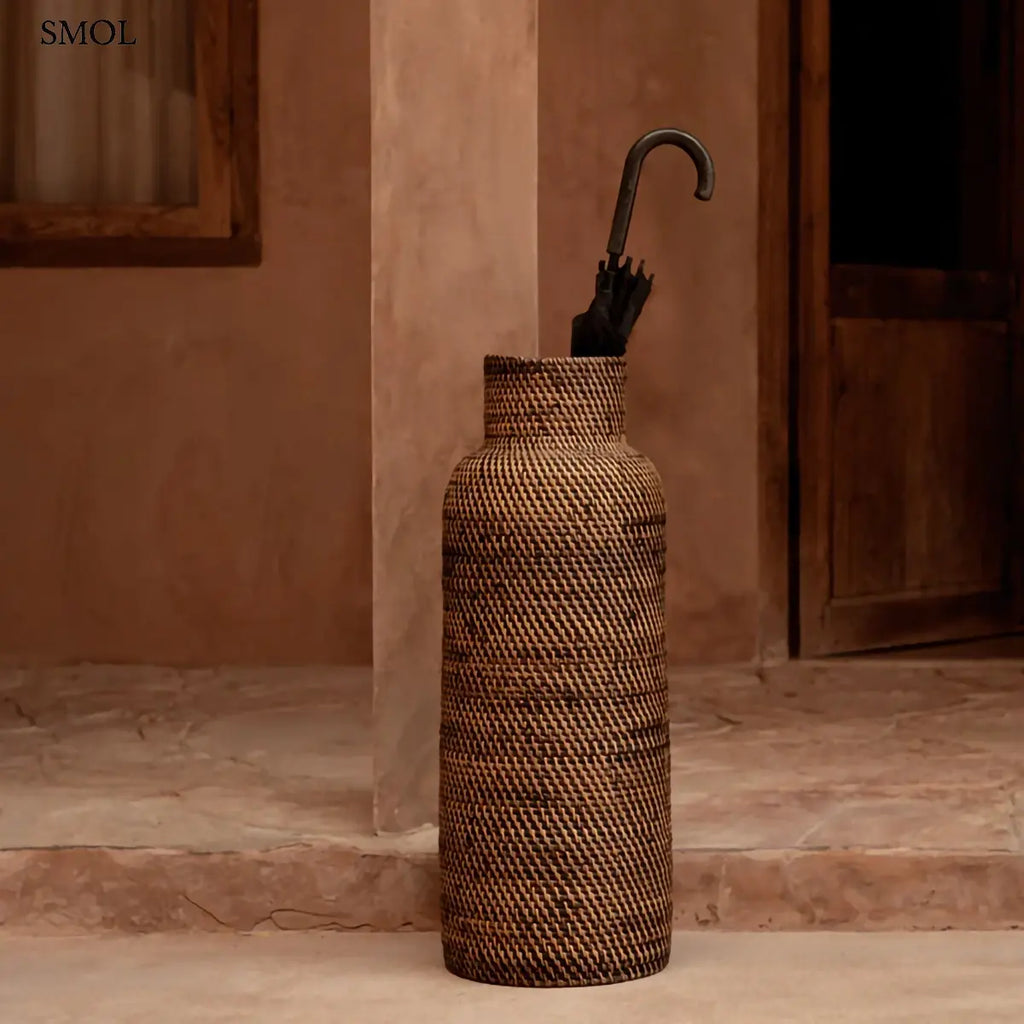 Natúr barna hengeres rattan esernyőtartó, 24×67 cm,  teraszon, esernyővel